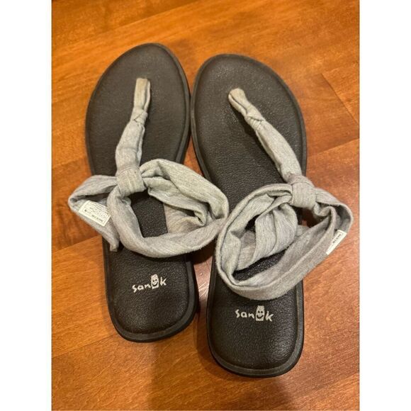 Woman’s sanuk sandals shipping available - Picture 2 of 5